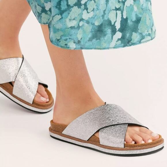 Free People Women’s Sidelines Footbed Sandals Metallic Silver Slip-On Crisscross - Picture 1 of 9